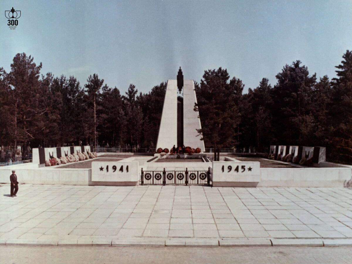 Мемориал «Руш» воинам, умершим от ран в госпиталях Нижнего Тагила. Открыт в 1975 г. Архитекторы В.И. Солтыс, А.А. Кузьмин, Т.Н. Дрямина.