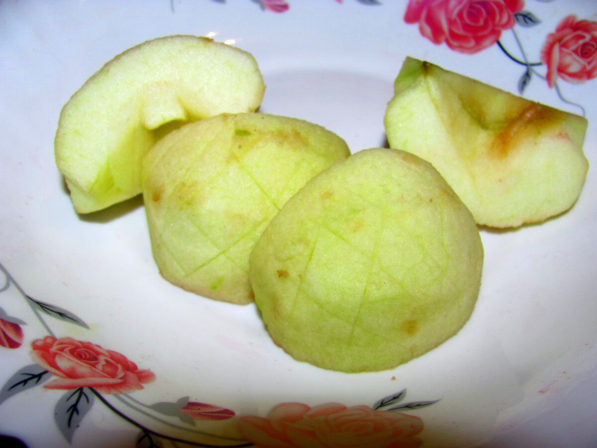 Подготовленное яблоко- можно поливать соком