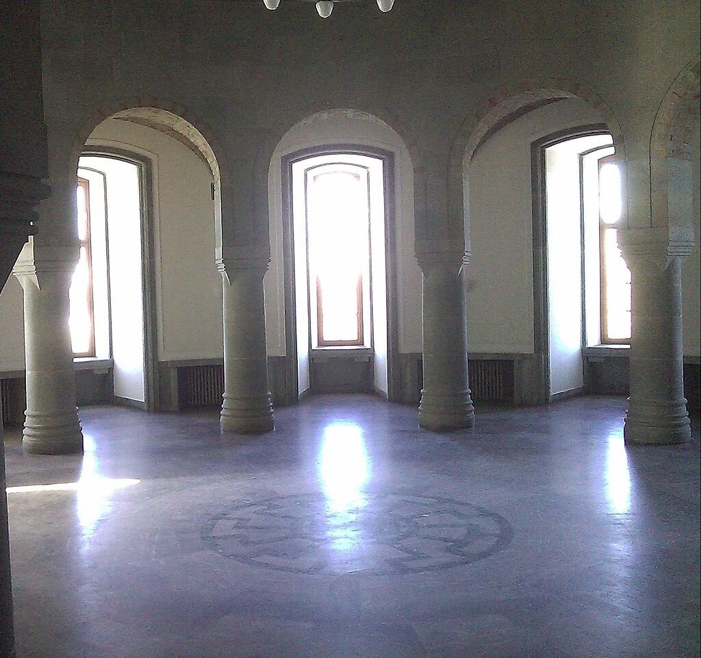 Зал обергруппенфюреров в замке Вевельсбург, Германия.