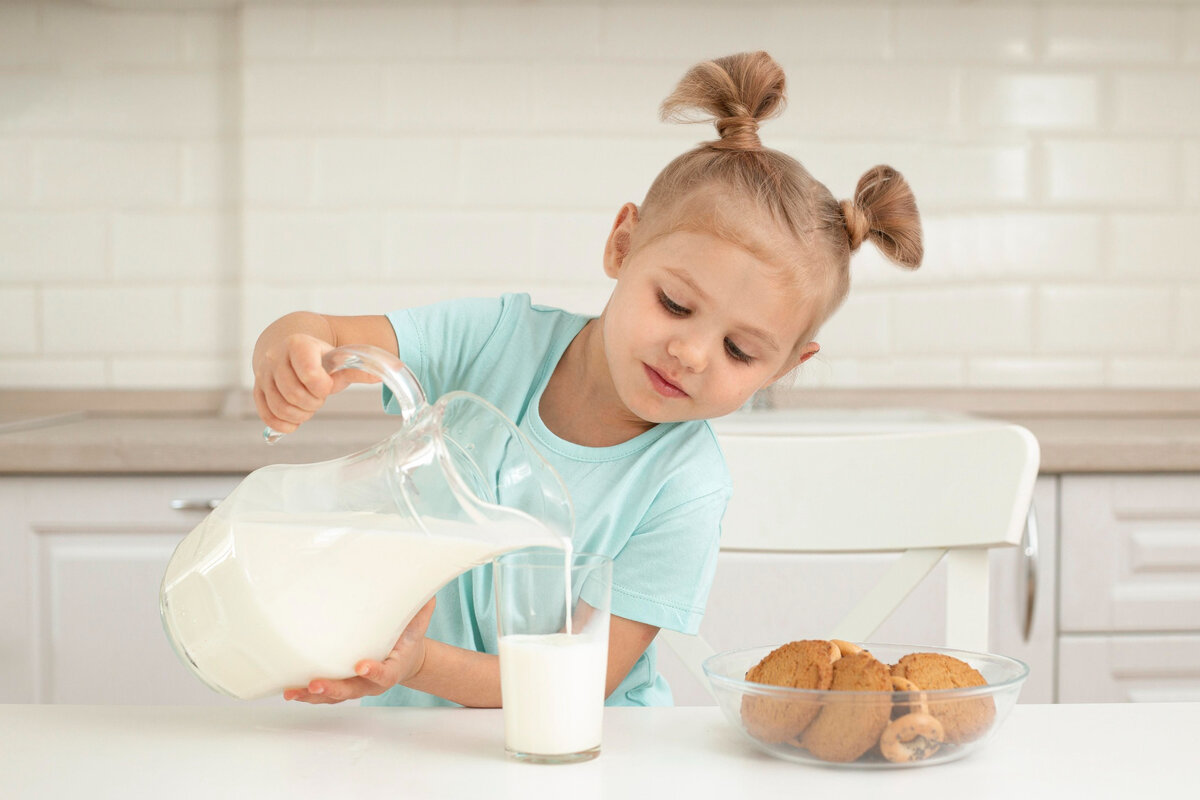 Мама молока пить. Молоко. Молоко для детей. Молоко наливают. Девочка пьет молоко.