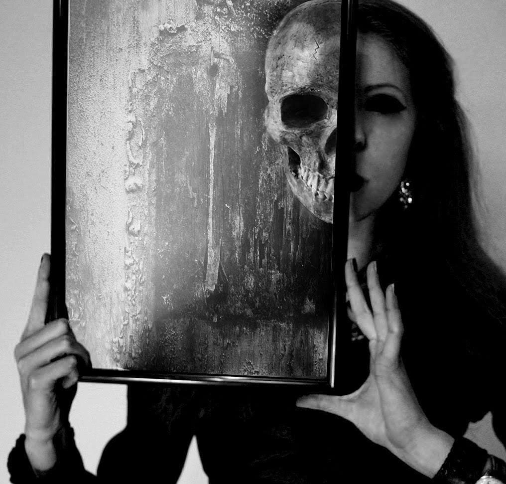 страшное лицо из темноты. смерть в капюшоне. картинки на рабочий стол ужасы. чёрное существо с красными глазами.