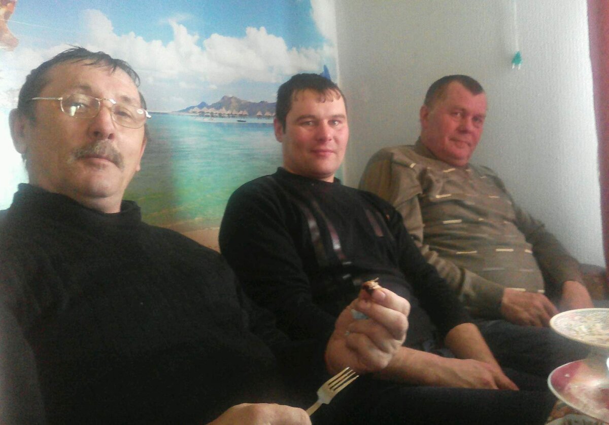 Мой папа сидит первый. 