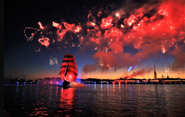 В ночь на 25 июня прошёл выпускной у выпускников школ Петербурга ( белые ночи).