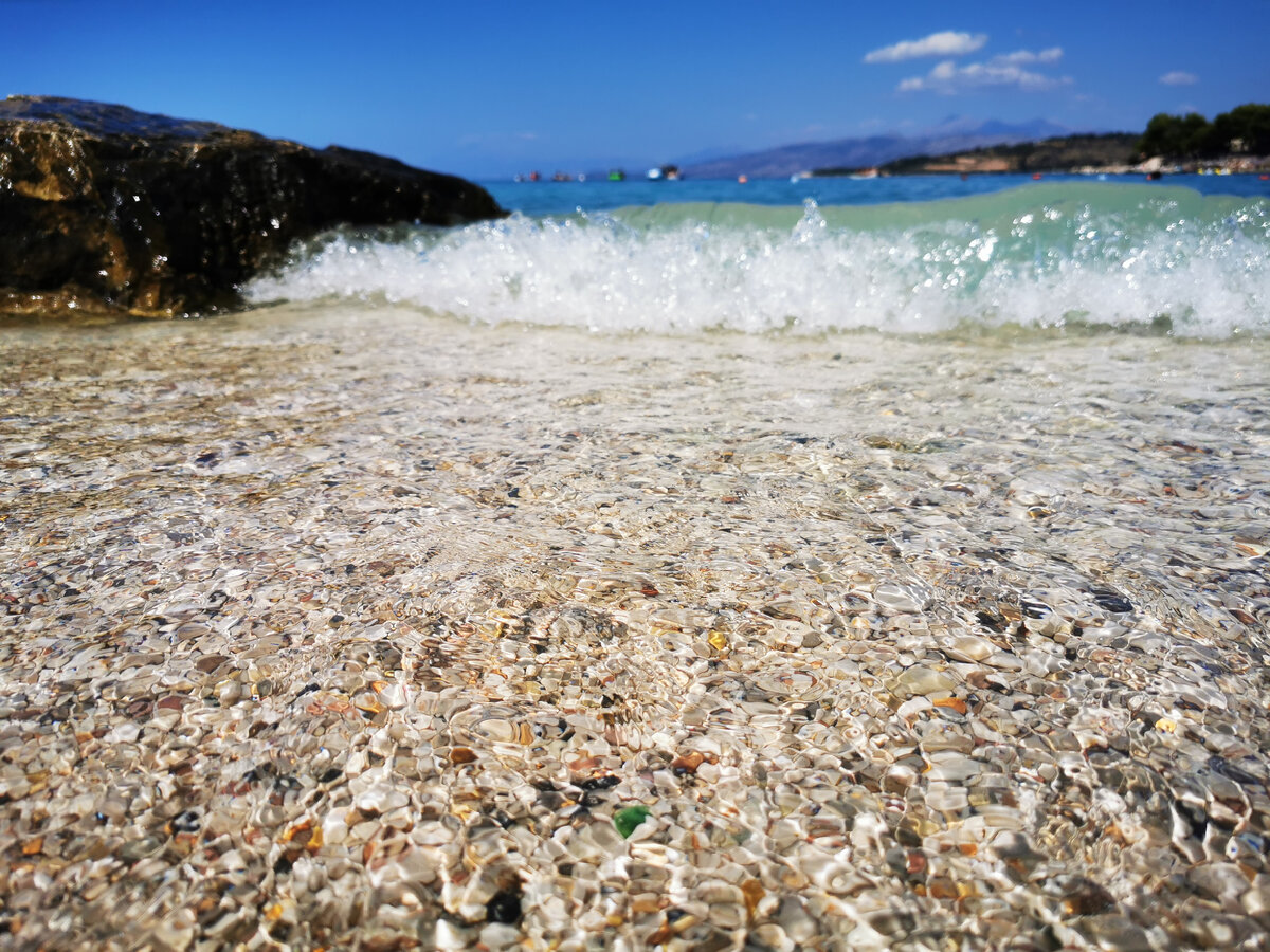 Такого прозрачного моря, как в Ксамиле, нет нигде в Албании, поэтому какой-то предприимчивый человек и сравнил его с Мальдивами 