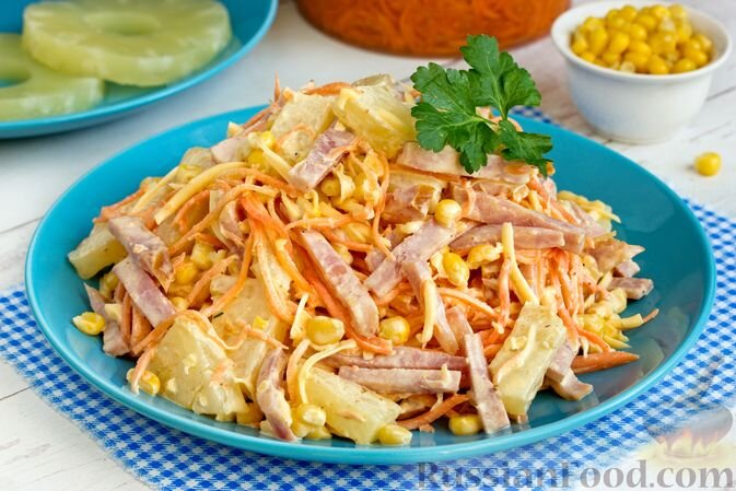 ветчина, ананас консервированный, морковка корейская, кукуруза консервированная, сыр твёрдый, майонез