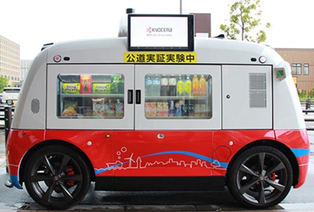 Автономный проходит испытания в городе Тиба, автомобиль с напитками и закусками.