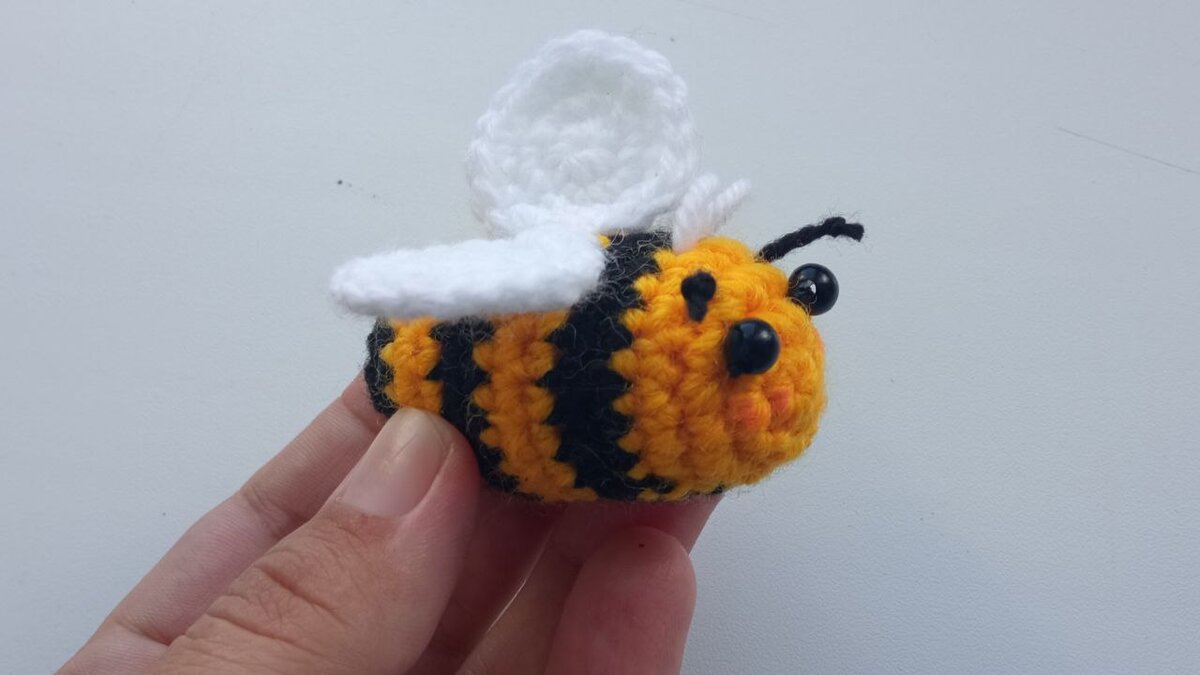 Вязаная пчелка крючком