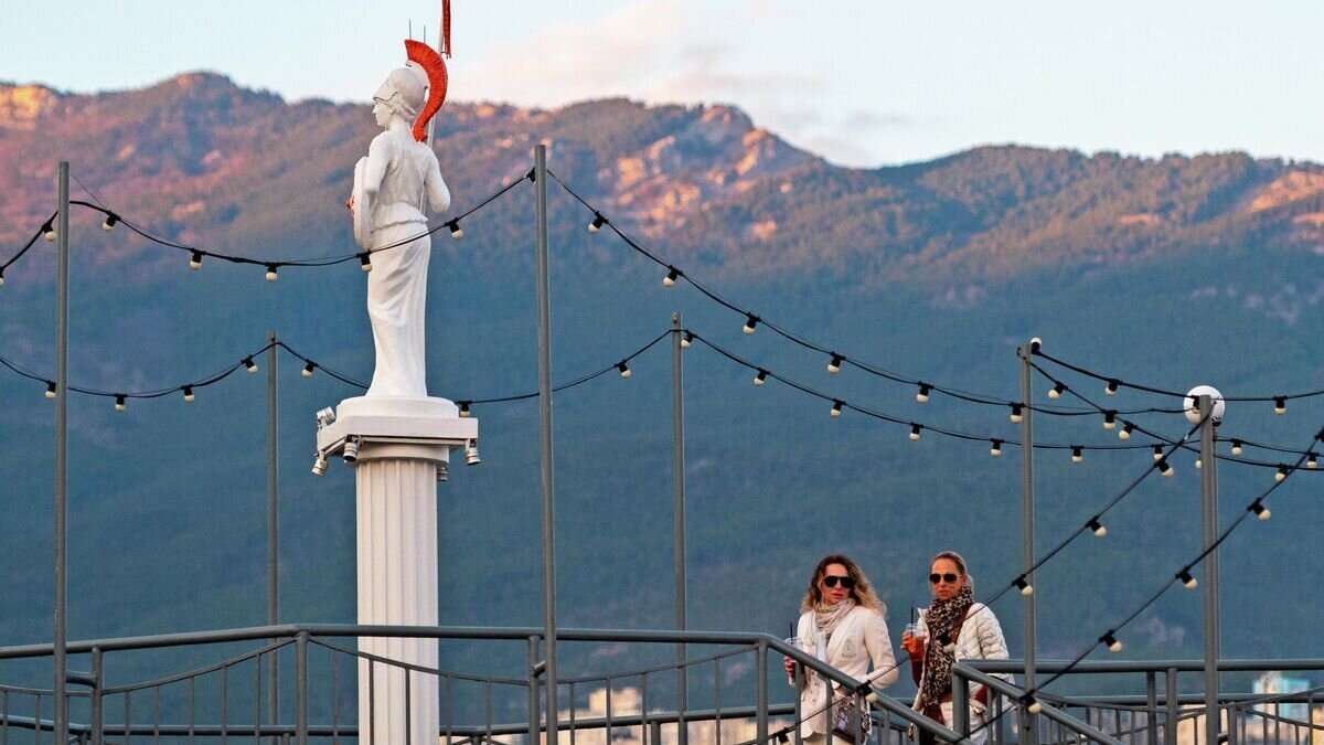    Туристы гуляют по набережной в Ялте© РИА Новости / Рамиль Ситдиков