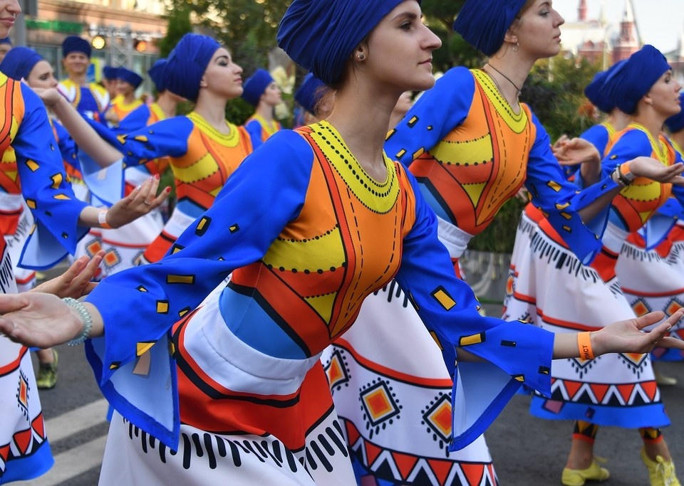     По Большой Садовой пройдет праздничное шествие творческих коллективов. Владимир ВЕЛЕНГУРИН