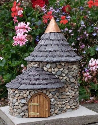 каркас выполнен из обычной пятилитровой бутылки, хотим сделать такой этой осенью. https://pin.it/2j8K9tB