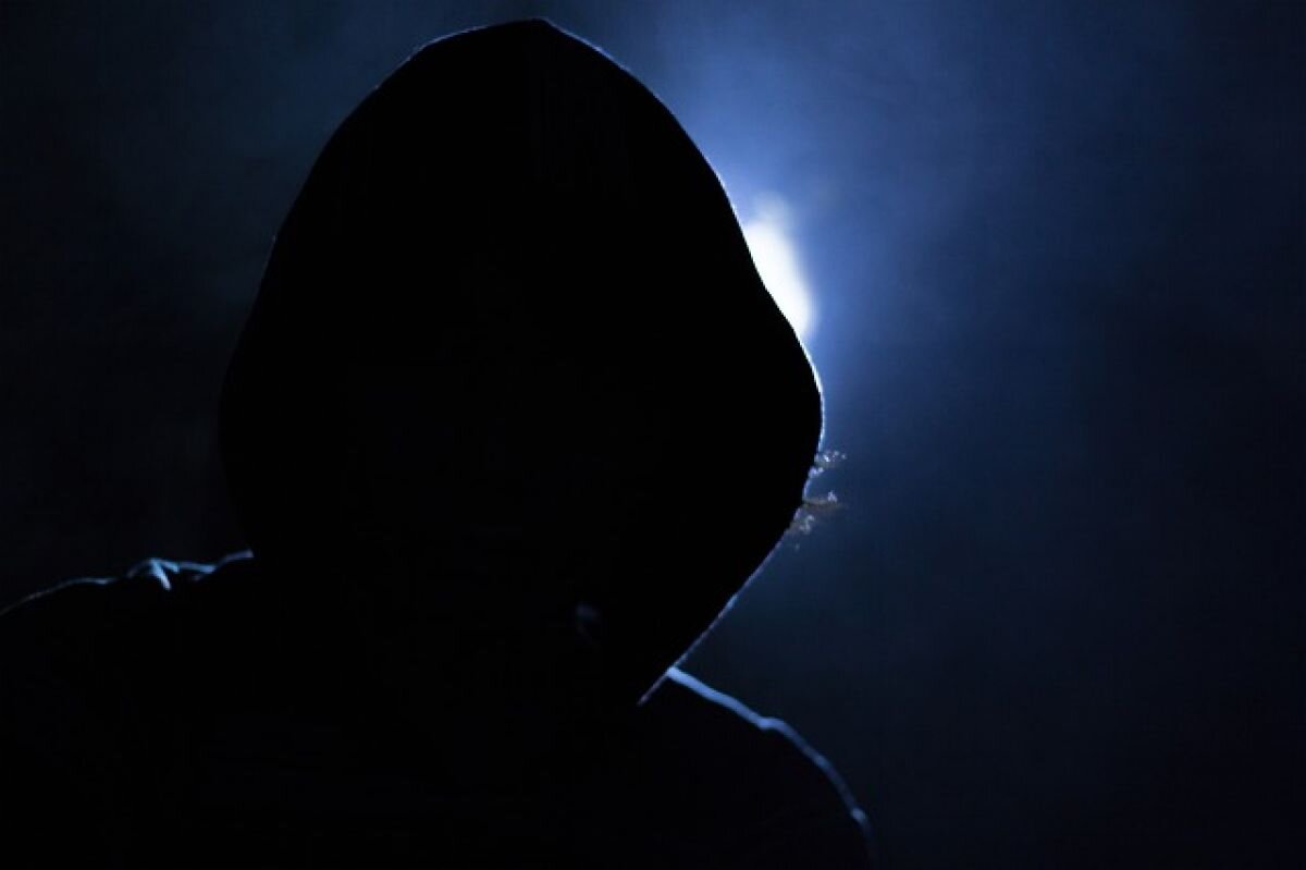    В Набережных Челнах полицейские ищут человека в черном с ружьем на плече