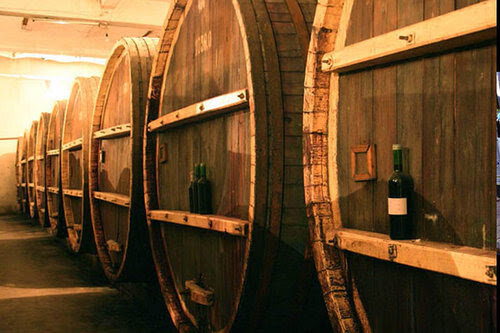 Археологи утверждают, что в 2011 году они обнаружили в Армении самое древнее в мире приспособление для производства вина, которое находилось в пещере у деревни Арени.