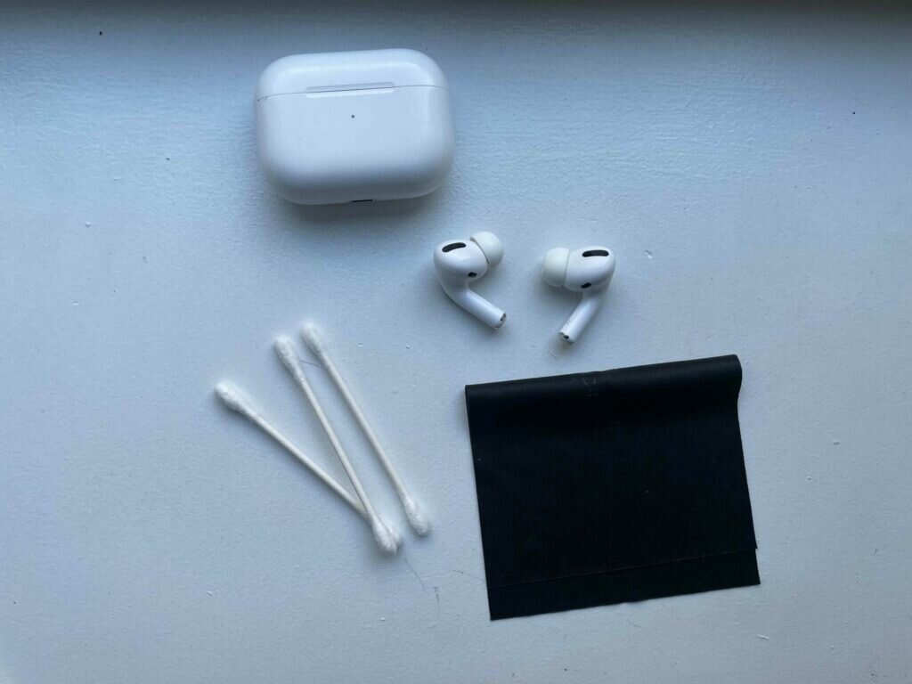 Простые советы о том, как содержать AirPods и другое аудиооборудование в чистоте. Наташа Рой