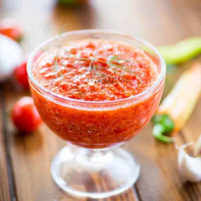 Болгарский перец - 1 кг Чеснок - 2 гол.
Соль - 1 ст л.
Сахар - 1 чайн л.
Острый перец - 2 шт