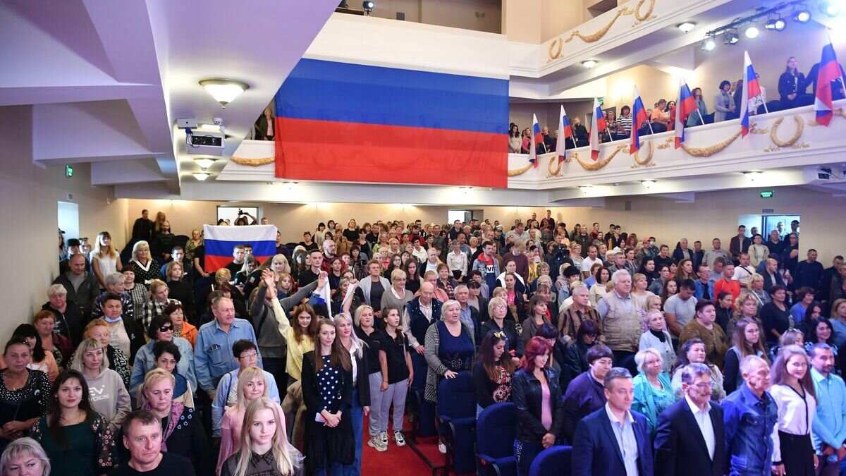    Жители Запорожья во время общенародного съезда по вопросу проведения референдума о вступлении в Россию в ДК Железнодорожников в Мелитополе© РИА Новости