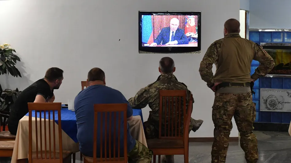 Украинские солдаты на востоке Украины смотрят выступление Путина по телевизору Фото: ИМАГО/РИА Новости/ИМАГО/СНА.