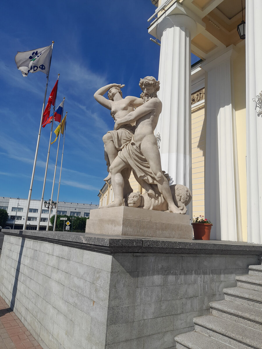 Скульптура на лестнице перед входом в Горный институт«Венера приходит к Вулкану за военными доспехами Марса» 