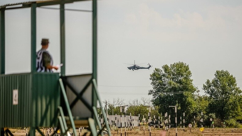     Оба служили в армии, но в боевых действиях не участвовали.