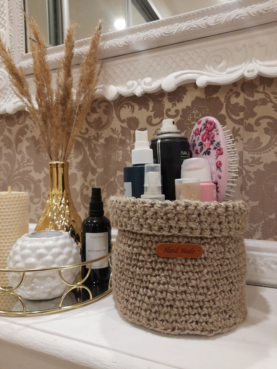 Нашла дома клубочек шпагата и решила , что попробую связать из него корзинку. Получилась не плохая вещь для хранения расчесок, а так же всякой мелочовки🤗