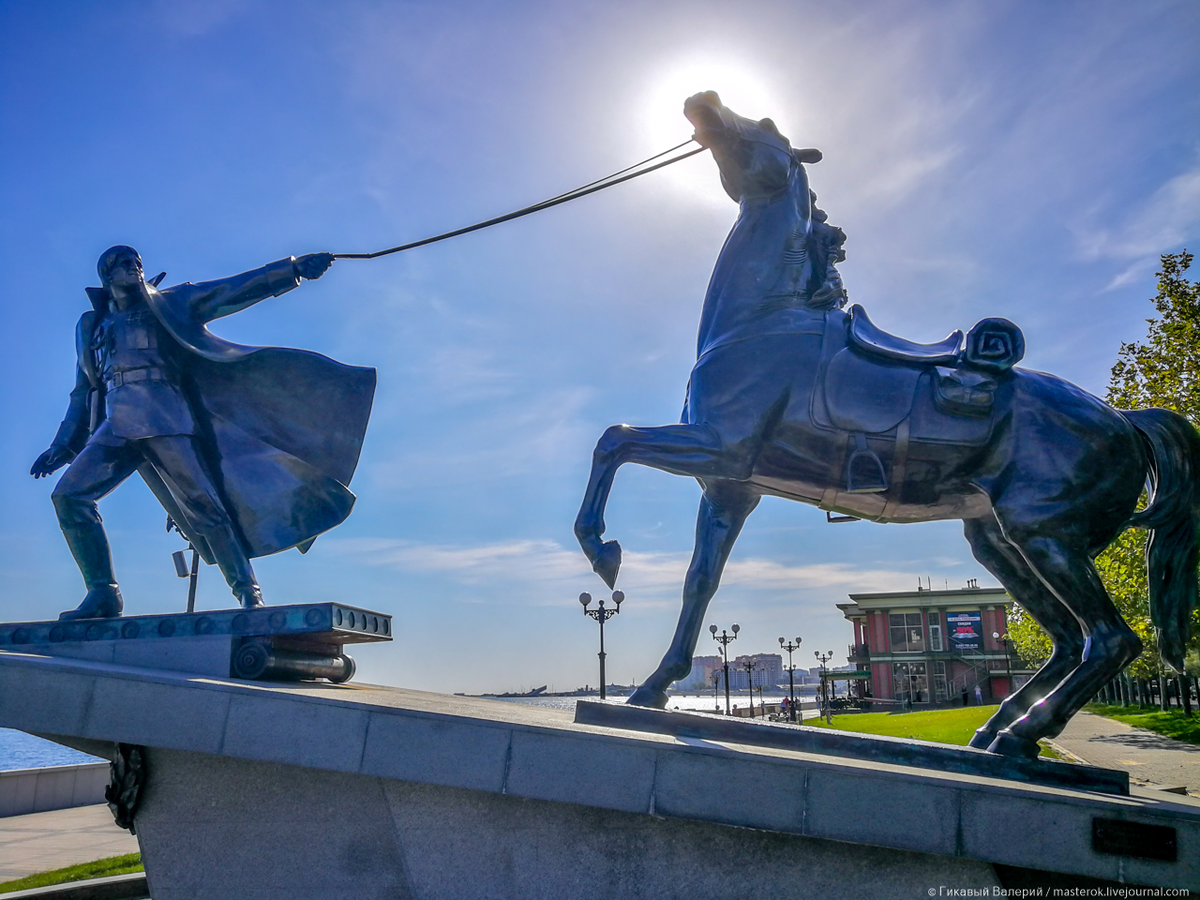 г. Новороссийск. Монумент посвящен "Исходу" наших соотечественников во время Гражданской войны 1920 г. 