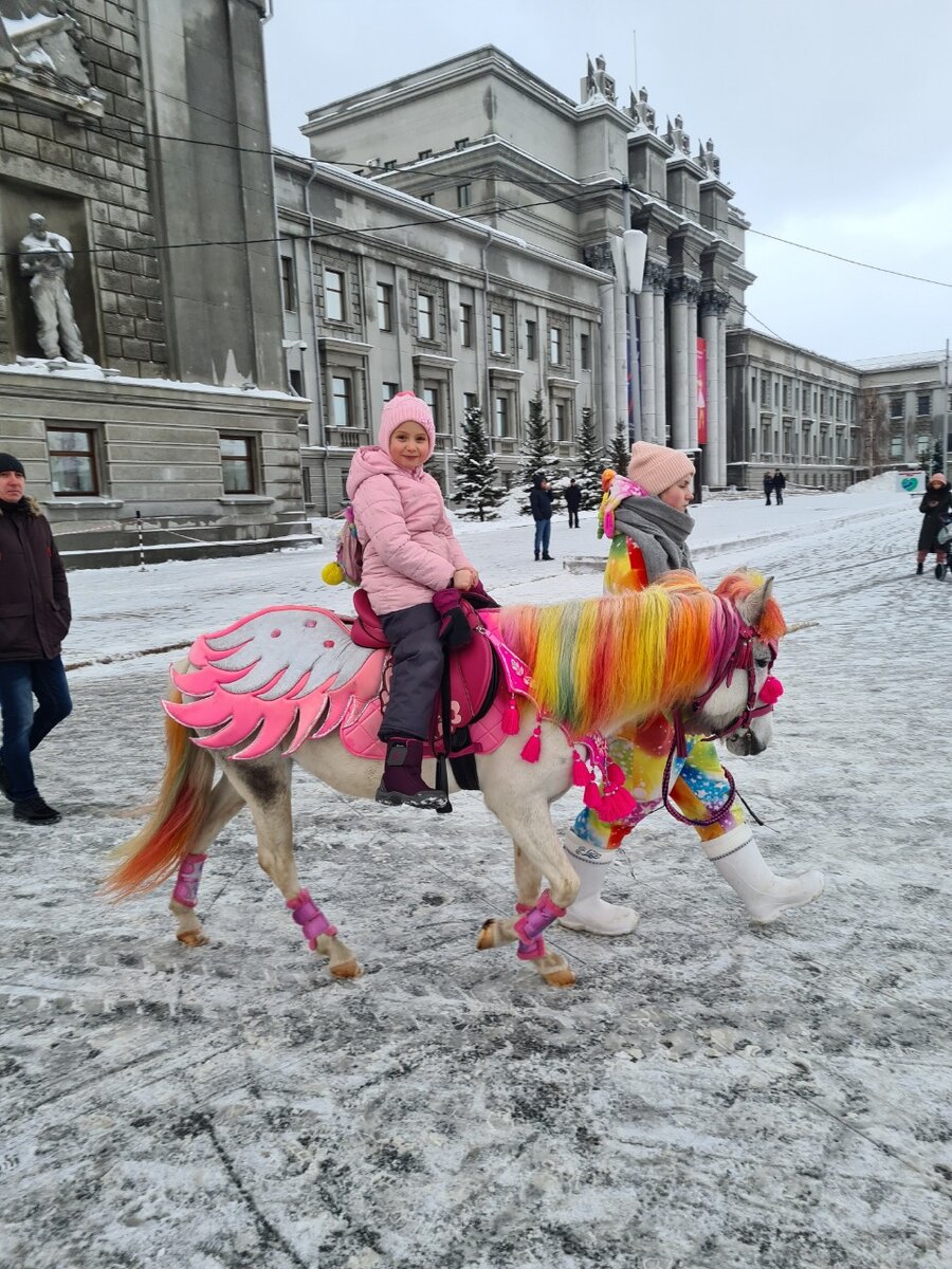 Площадь Куйбышева. Катание на пони. Январь 2022. Фото моё.