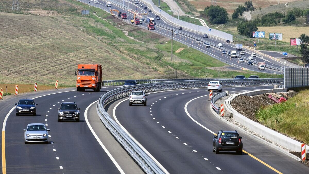    Автомобильное движение на участке Симферополь-Белогорск трассы "Таврида" в Крыму© РИА Новости / Константин Михальчевский