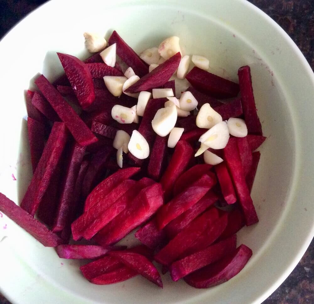 Свеклу порезать на брусочки, почистить и порезать чеснок. Фото из архива автора