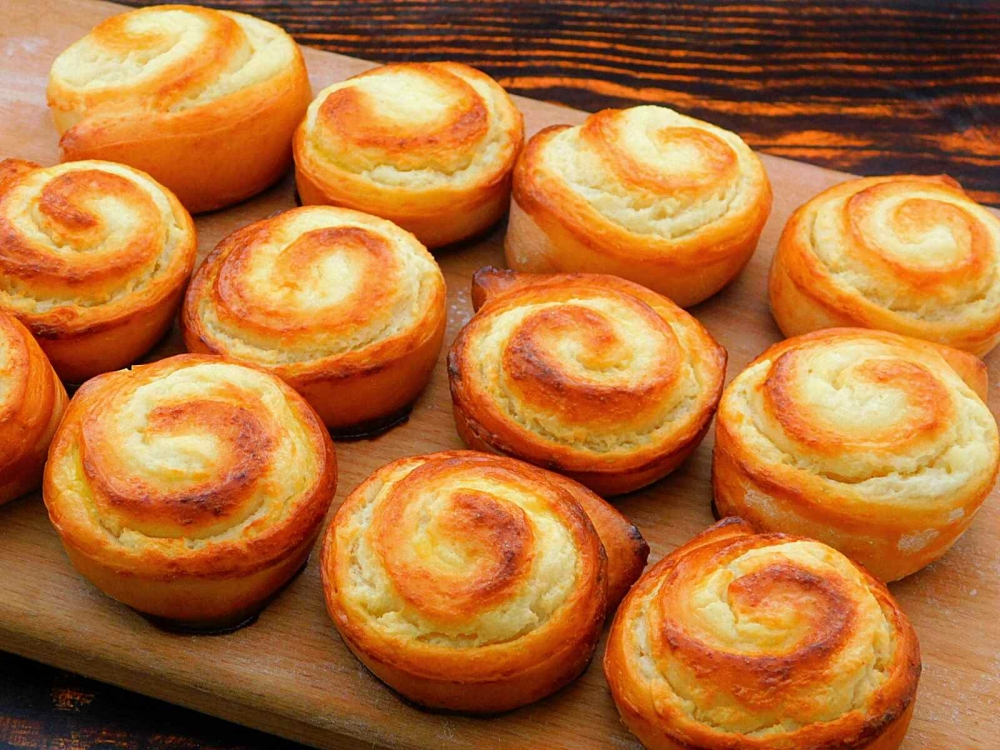 Булочки к чаю самые воздушные вкусные и нежные. Творожные булочки с корицей. Творожные булочки с корицей. Булочки с корицей в духовке. Творожные булочки с корицей.