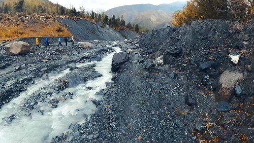 Брод через реку Ярлу на Алтае в дождливый день