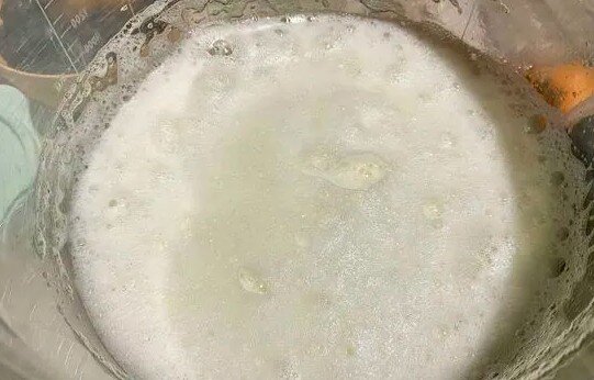 Белки взбить до пышной пены с сахаром и солью