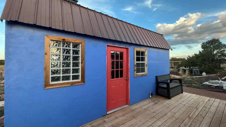 Херрон переехал на свою землю в 2017 году, когда местные цены на аренду взлетели до небес. Он живет в двух крошечных домах: в одном есть ванная, прачечная и спальня, а в другом — кухня, жилая площадь и кладовка