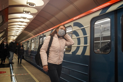    Женщина в маске в метро в Москве ©Пелагия Тихонова РИАМО