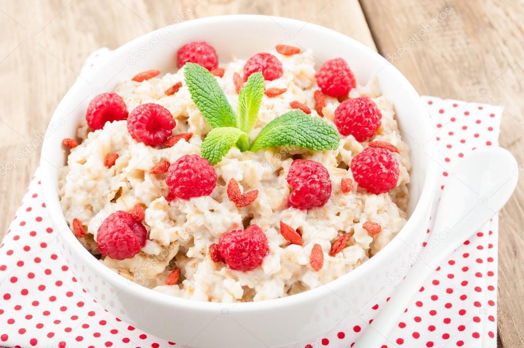 Овсянка, запаренная на ночь, с малиной и медом