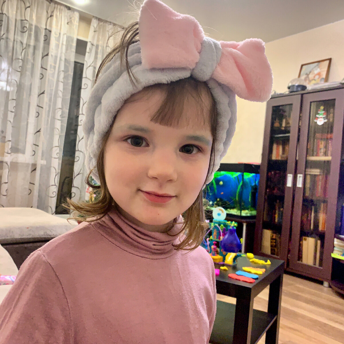 Если что, рисует Поля и на себе тоже)