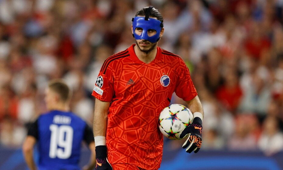    Вратарь "Копенгагена" провел неудачный матч против "Севильи". Фото: Reuters