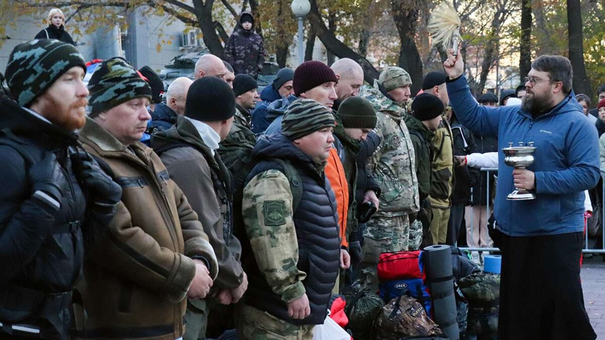    Они могут претендовать на все меры государственной поддержки, положенные российским военнослужащим.