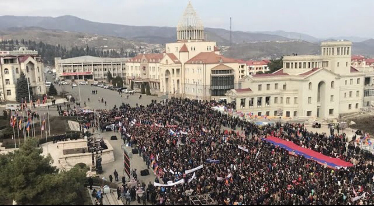 Мирная армения. Степанакерт площадь Возрождения. Армения Арцах Степанакерт. Арцах Степанакерт площадь. Население Степанакерта 2022.