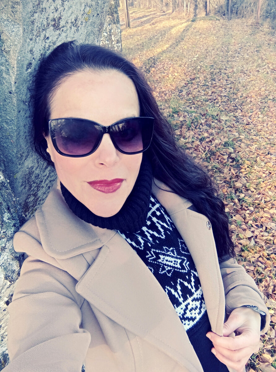 Пальто оказалось тёплым. Надо успеть в нём походить, пока не наступили настоящие холода.