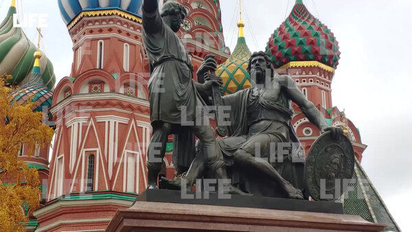 В Москве завершилась реставрация памятника Минину и Пожарскому. Видео © LIFE