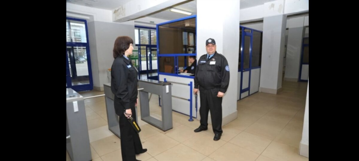 помещение охранника. охранник на входе. охрана пропускной режим. пункт охраны. контрольно-пропускной пункт в школе.