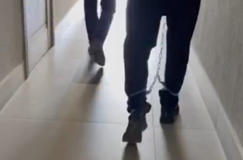 Александр Юдин в кандалах // Фото: «Общественный вердикт» 