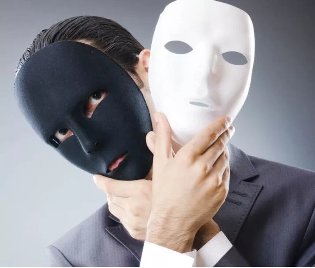 Иногда кредит для потребителя является единственным выходом в сложившейся ситуации. 	Как отмечают эксперты финансового рынка, уровень закредитованности россиян остается высоким.
	Нередко, в силу сложившейся трудной жизненной ситуации, заемщик не имеет возможности для полного исполнения взятых на себя обязательств по возврату заемных денег.
	Правила общения кредитора с должником по вопросам возврата просроченной задолженности установлены Федеральным законом от 03.07.2016г. № 230-ФЗ "О защите прав и законных интересов физических лиц при осуществлении деятельности по возврату просроченной задолженности и о внесении изменений в Федеральный закон "О микрофинансовой деятельности и микрофинансовых организациях".
	Нарушение правила общения с должником для кредитора влечет административную ответственность.
	В феврале 2022 года на номер телефона жительницы Тамбовской области, поступил звонок от неизвестного, который представившись сотрудником уголовного розыска, назвав полные данные тамбовчанки, а также наименование компании – кредитора, в которой у тамбовчанки имеется задолженность, чем ввел её в заблуждение относительно своей личности и последствий невозврата займа.
	После общения с неизвестным тамбовчанка обратилась в Управление Федеральной службы судебных приставов по Тамбовской области с заявлением по вопросам указанного расследования
В целях 	защиты личности, охраны прав и свобод, защиты законных экономических интересов тамбовчанки, должностным лицом УФССП России по Тамбовской области возбуждено дело об административном правонарушении и проведено административное расследование, по результатам которого в суд направлен протокол об административном правонарушении, составленным в отношении компании – кредитора.
Ленинским районным судом г. Тамбова компания- кредитор признана виновным в совершении административного правонарушения, предусмотренного ч.1. ст.14.57 КоАП РФ и ему назначено в виде административного штрафа в размере 100 000 рублей.
При назначении административного наказания, суд учел характер и степень общественной опасности совершенного правонарушения, установленные обстоятельства, свидетельствующие о явном игнорировании со стороны компании- кредитора требований закона.
	Данная история показывает, что в случае возникновения просрочки возврата заемных денежных средств должнику необходимо понимать, что он подвержен риску пострадать от неправомерных действий кредитора.
	Тамбовчанам, в целях  защиты своей личности, охраны прав и свобод, в случаях нарушения кредитором правил общения с должником, необходимо обращаться в правоохранительные органы и /или УФССП России по Тамбовской области.
