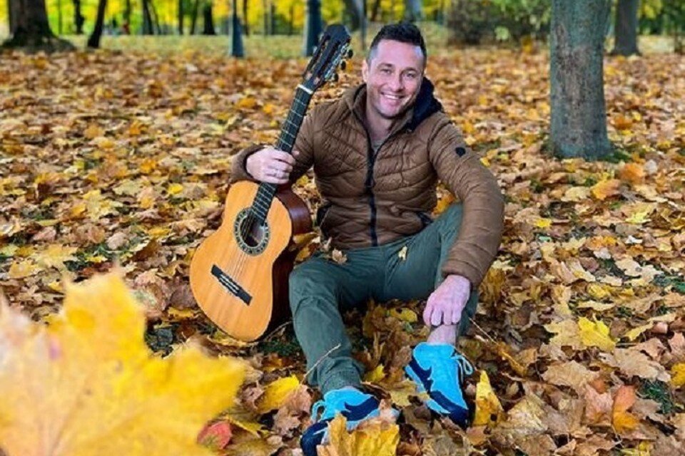     Саша Немо говорит, что больше любит зиму. Но осень ему тоже идет. Фото: соцсети