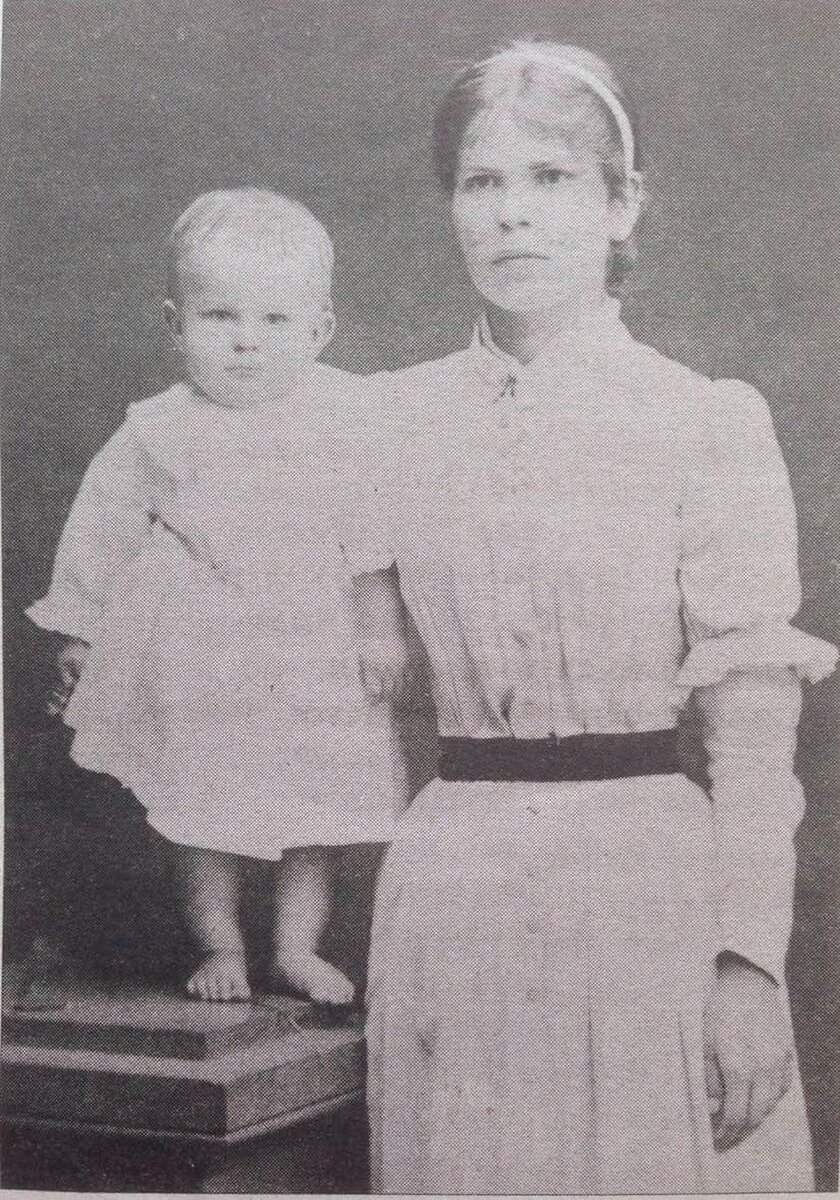     Маленький Максим Богданович с мамой Марией Афанасьевной.