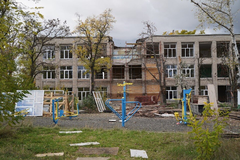     На фото представлено состояние школы, каким его фактически получили российские строители Александр ИВАНОВ