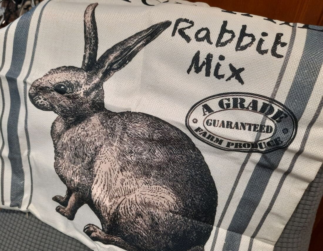 Пришел первые из кроликов. Все как ожидалось - качество ткани (никакого льна, что бы не писали), качество печати. Но не хуже чем ожидалось, не размазано, цвета почти не переврали.