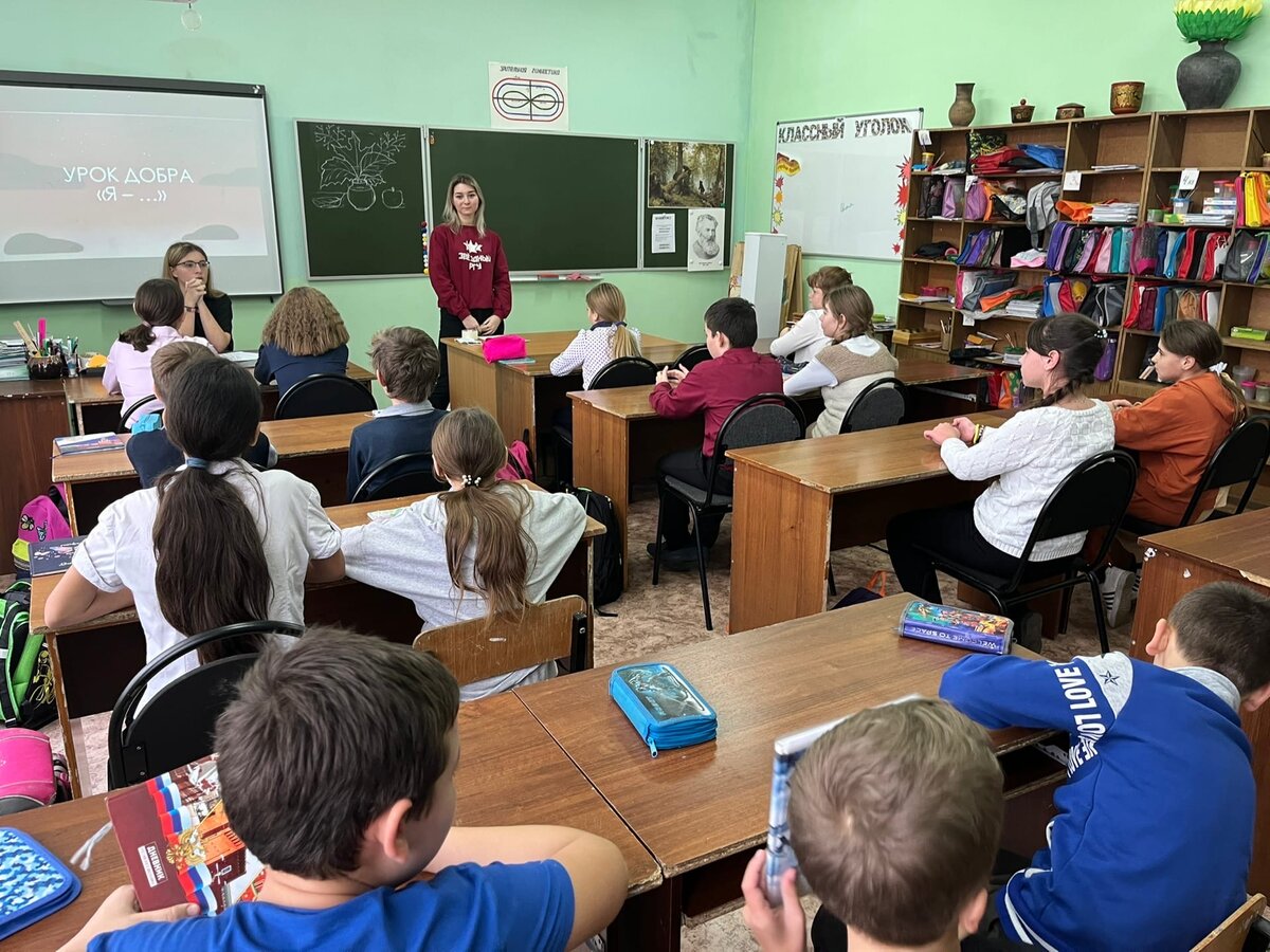 Студентки РГУ имени С.А. Есенина Анастасия Кузнецова и Александра Большакова проводят урок добра "Что значит быть добровольцем?" в МКОУ "Пителинская СОШ" 