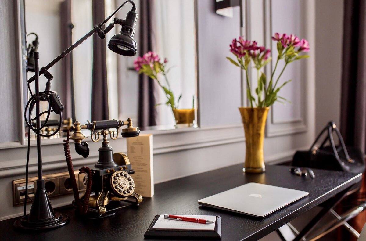 Отель Telegraaf. Винтажные аксессуары. Фото: libreshot.com