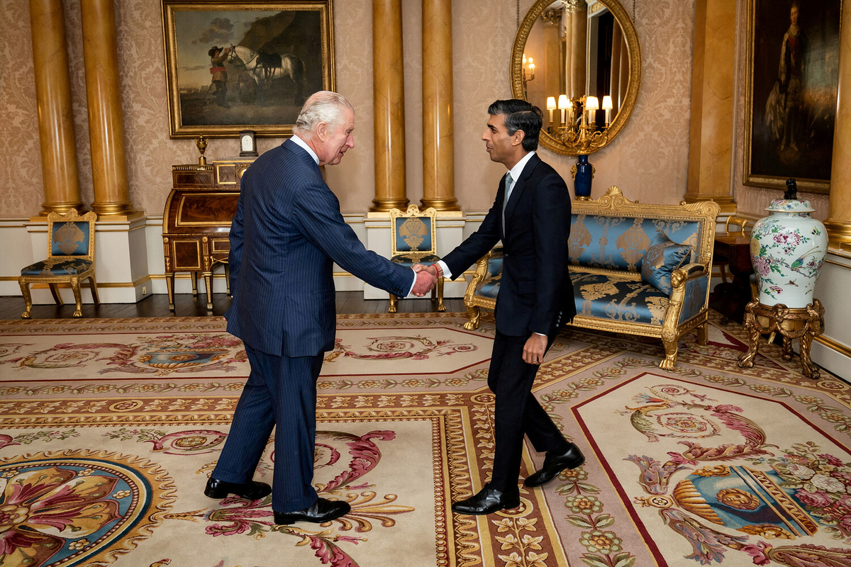 Британский король Карл III и Риши Сунак во время встречи в Букингемском дворце, 25 октября 2022 года 
Фото: Aaron Chown/Reuters
