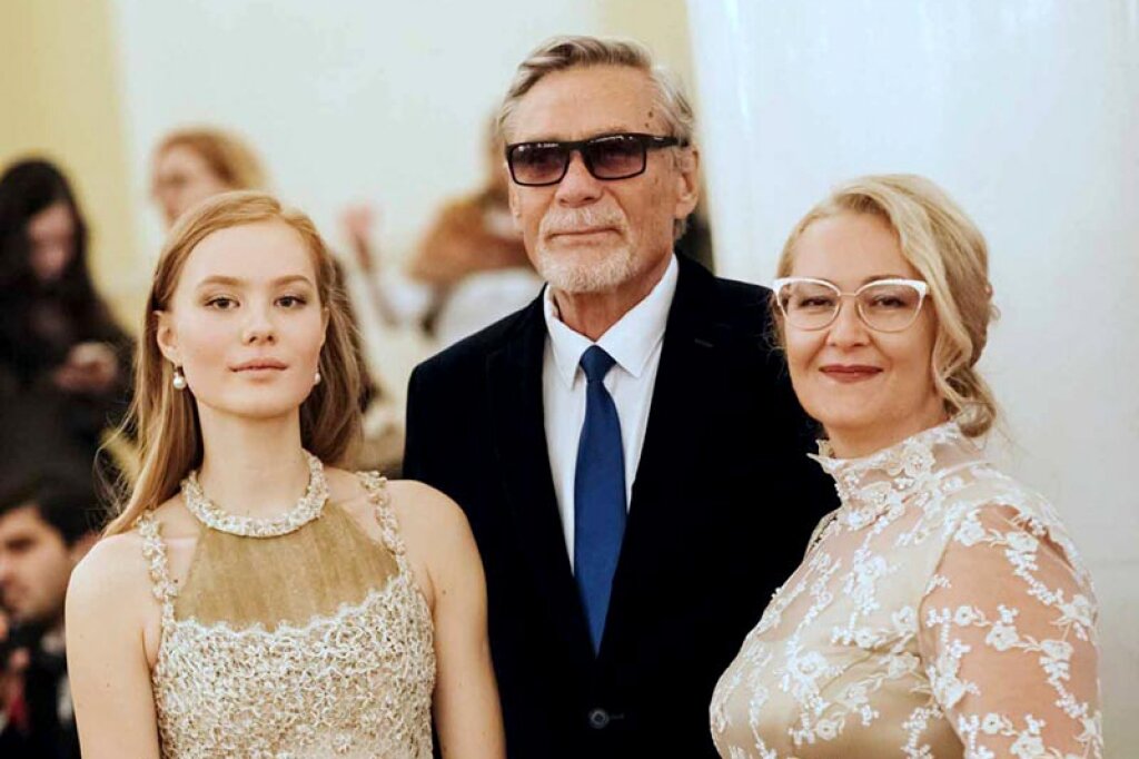 Актер с женой и дочерью Мирославой